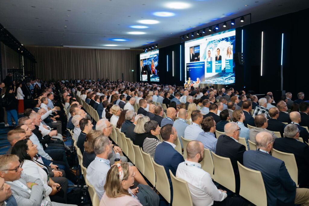 Canalys crowd