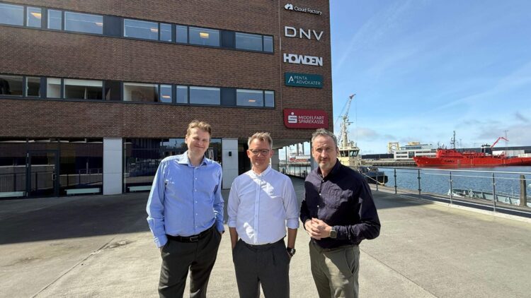 Jacob Schaumann Schmidt (centre), pictured with Cloud Factory CFO Anders Nielsen and CCO Carsten Videcrantz