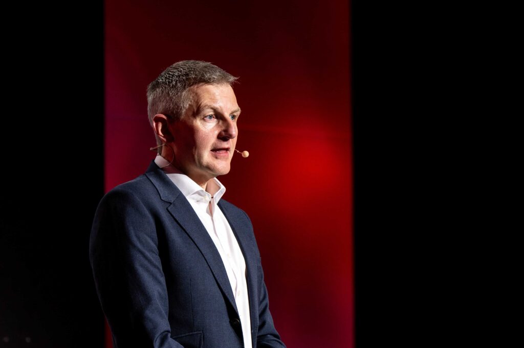 Alastair Edwards, Omdia 5